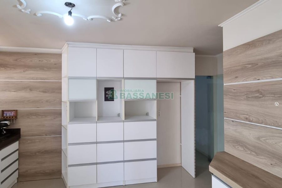 Casa com 292m², 7 dormitórios, 5 vagas, no bairro Jardim América em Caxias do Sul para Comprar