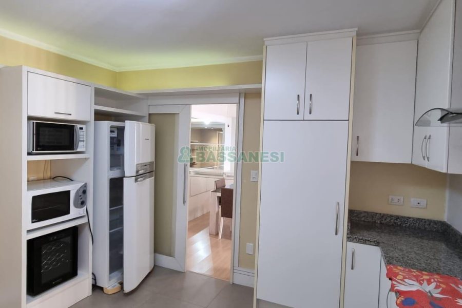 Casa com 292m², 7 dormitórios, 5 vagas, no bairro Jardim América em Caxias do Sul para Comprar