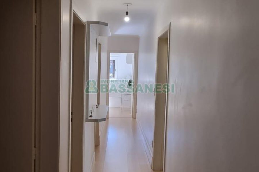 Casa com 292m², 7 dormitórios, 5 vagas, no bairro Jardim América em Caxias do Sul para Comprar