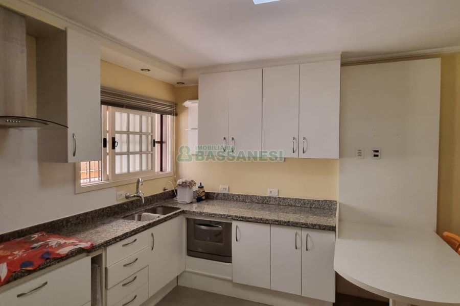 Casa com 292m², 7 dormitórios, 5 vagas, no bairro Jardim América em Caxias do Sul para Comprar