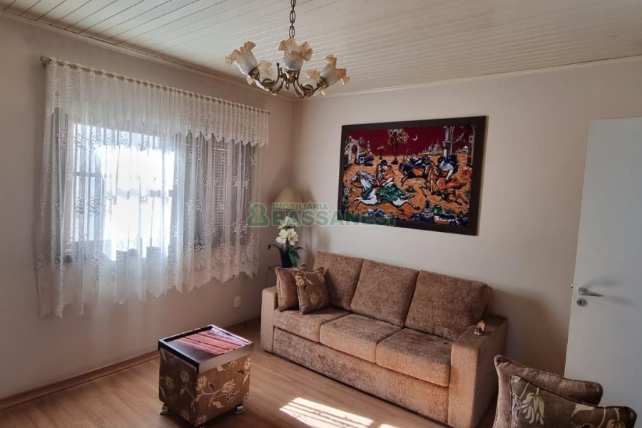 Casa com 292m², 7 dormitórios, 5 vagas, no bairro Jardim América em Caxias do Sul para Comprar