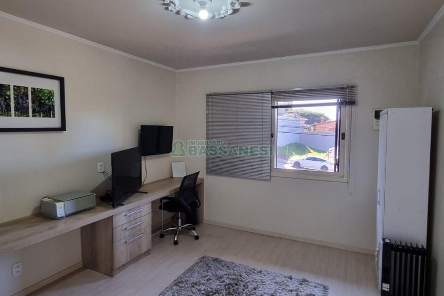 Casa com 292m², 7 dormitórios, 5 vagas, no bairro Jardim América em Caxias do Sul para Comprar