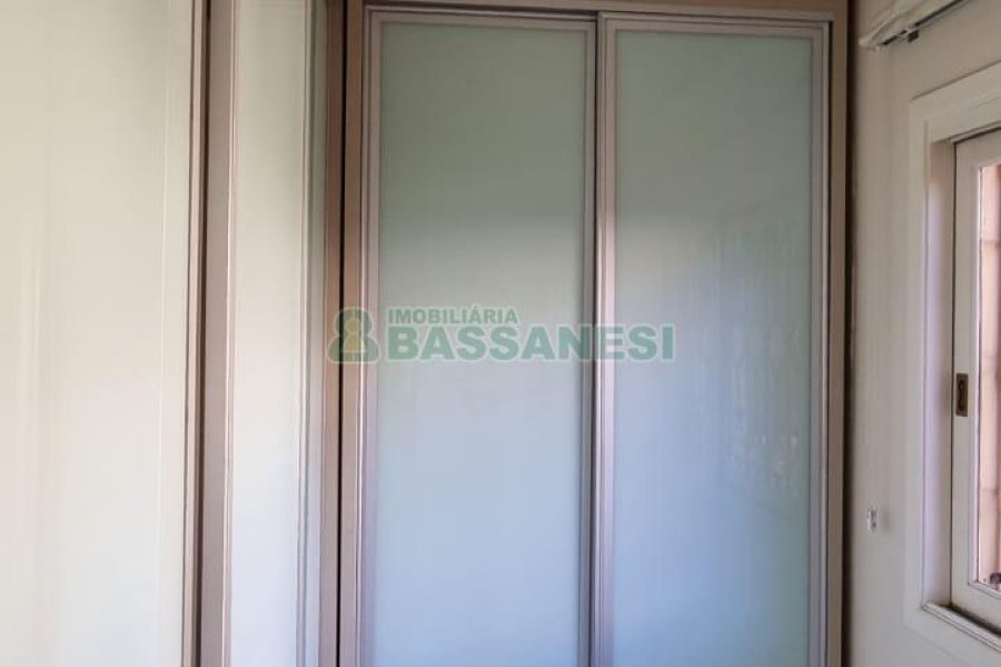 Casa com 292m², 7 dormitórios, 5 vagas, no bairro Jardim América em Caxias do Sul para Comprar