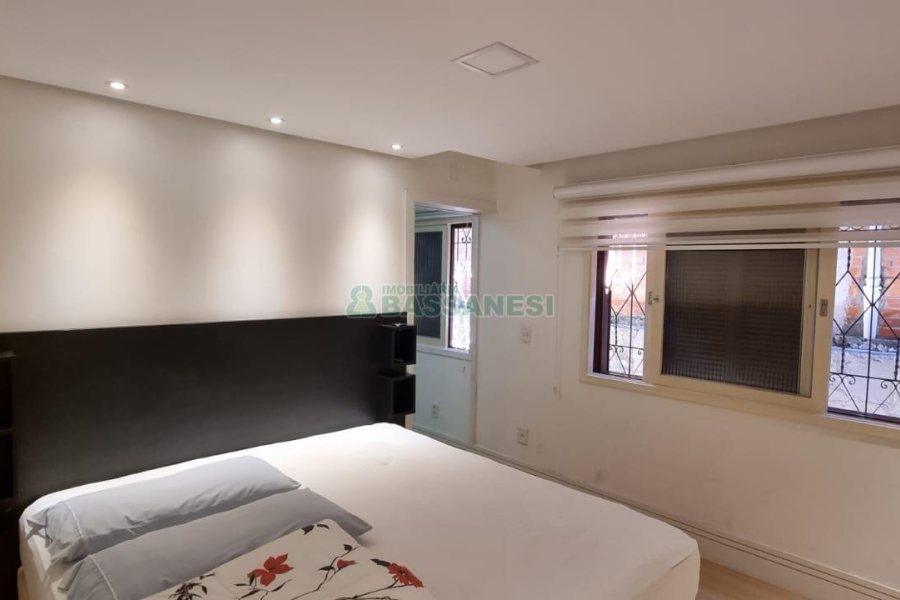 Casa com 292m², 7 dormitórios, 5 vagas, no bairro Jardim América em Caxias do Sul para Comprar