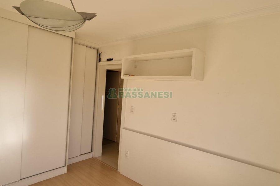 Casa com 292m², 7 dormitórios, 5 vagas, no bairro Jardim América em Caxias do Sul para Comprar