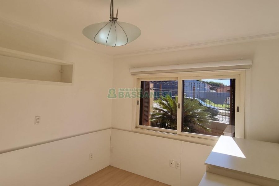 Casa com 292m², 7 dormitórios, 5 vagas, no bairro Jardim América em Caxias do Sul para Comprar