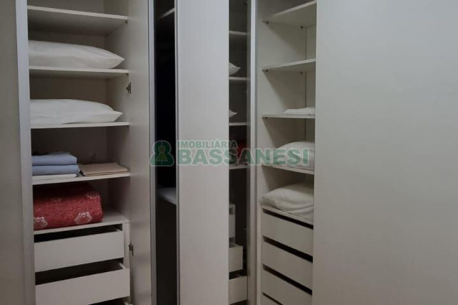 Casa com 292m², 7 dormitórios, 5 vagas, no bairro Jardim América em Caxias do Sul para Comprar