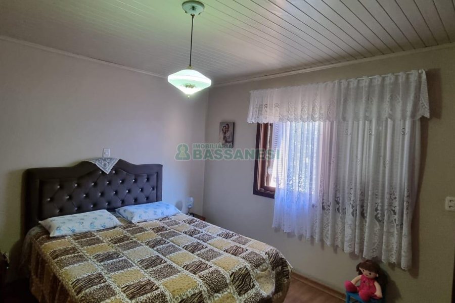 Casa com 292m², 7 dormitórios, 5 vagas, no bairro Jardim América em Caxias do Sul para Comprar