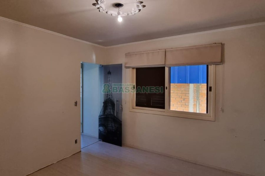 Casa com 292m², 7 dormitórios, 5 vagas, no bairro Jardim América em Caxias do Sul para Comprar