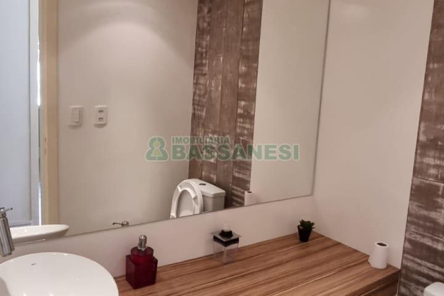 Casa com 292m², 7 dormitórios, 5 vagas, no bairro Jardim América em Caxias do Sul para Comprar