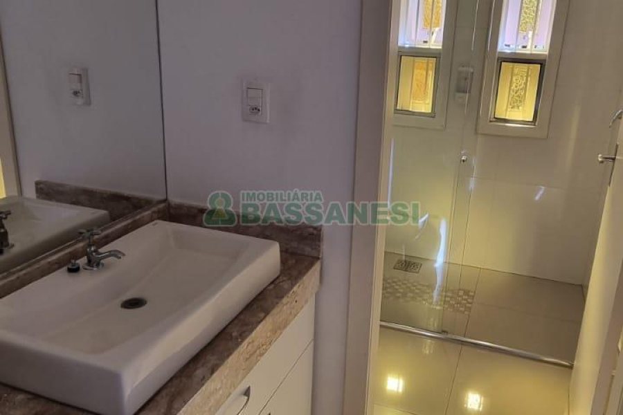 Casa com 292m², 7 dormitórios, 5 vagas, no bairro Jardim América em Caxias do Sul para Comprar