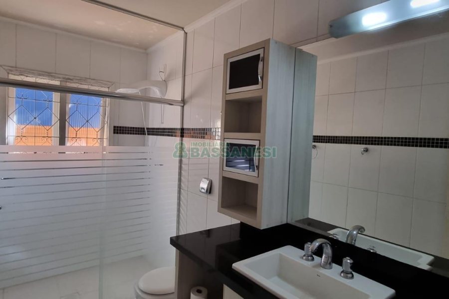 Casa com 292m², 7 dormitórios, 5 vagas, no bairro Jardim América em Caxias do Sul para Comprar