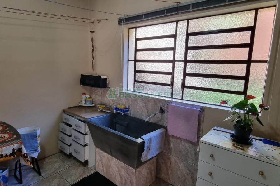 Casa com 292m², 7 dormitórios, 5 vagas, no bairro Jardim América em Caxias do Sul para Comprar