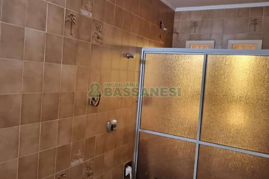 Casa com 292m², 7 dormitórios, 5 vagas, no bairro Jardim América em Caxias do Sul para Comprar