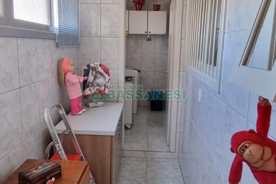 Casa com 292m², 7 dormitórios, 5 vagas, no bairro Jardim América em Caxias do Sul para Comprar