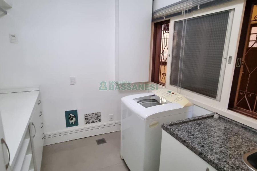 Casa com 292m², 7 dormitórios, 5 vagas, no bairro Jardim América em Caxias do Sul para Comprar