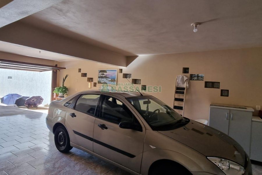 Casa com 292m², 7 dormitórios, 5 vagas, no bairro Jardim América em Caxias do Sul para Comprar