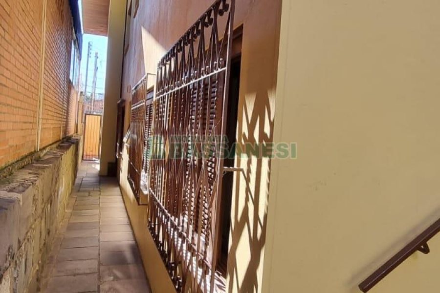 Casa com 292m², 7 dormitórios, 5 vagas, no bairro Jardim América em Caxias do Sul para Comprar