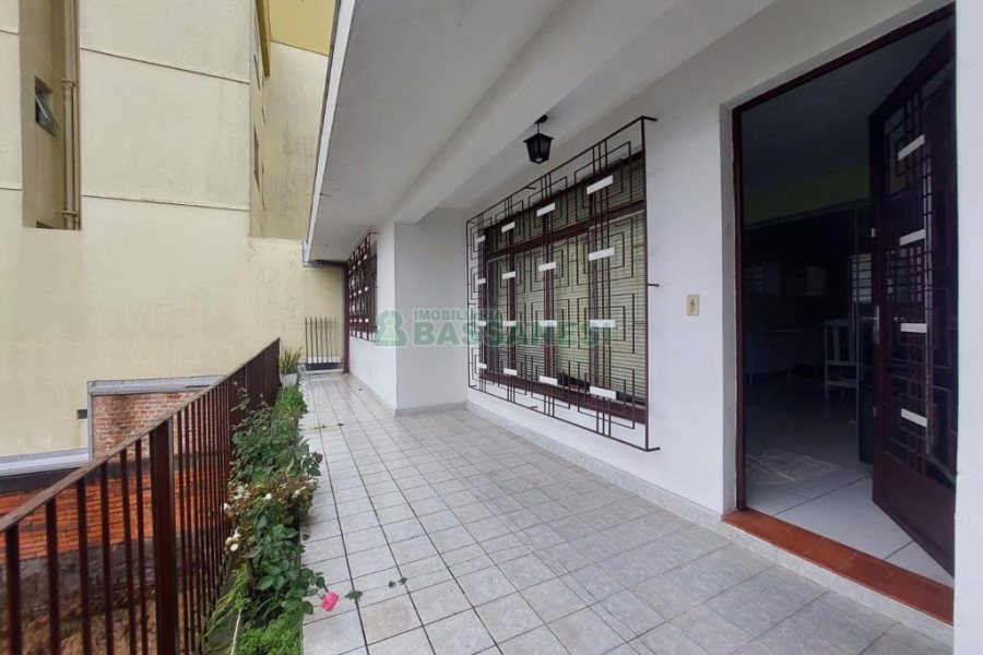 Casa com 125m², 3 dormitórios, 2 vagas, no bairro Presidente Vargas em Caxias do Sul para Comprar