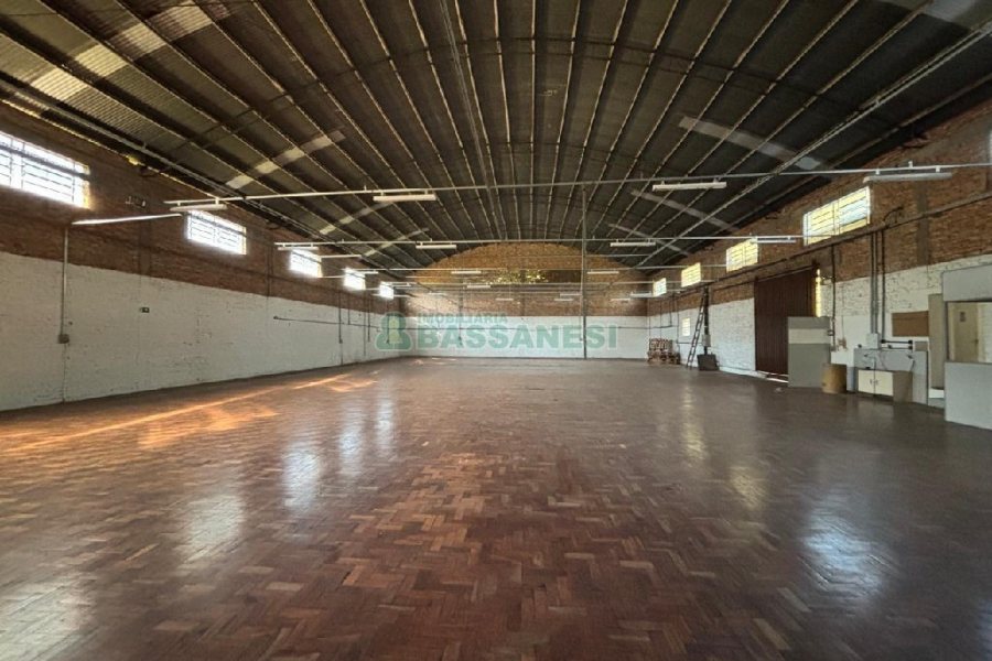 Pavilhão com 800m², no bairro Cruzeiro em Caxias do Sul para Alugar