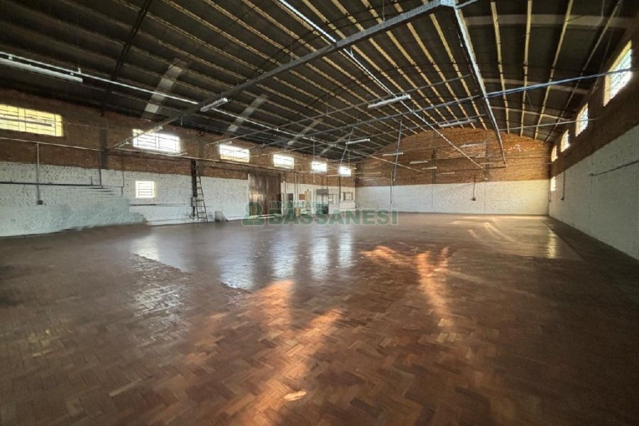 Pavilhão com 800m², no bairro Cruzeiro em Caxias do Sul para Alugar