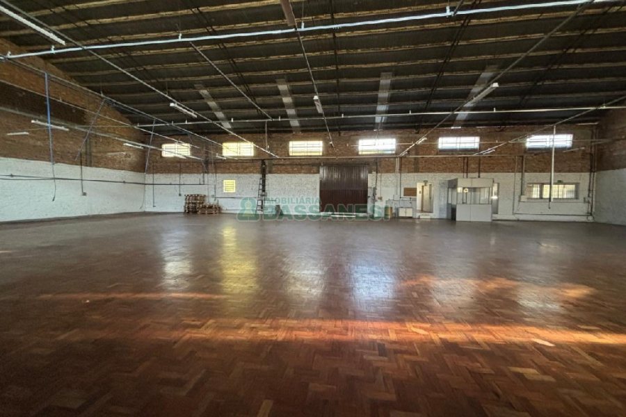 Pavilhão com 800m², no bairro Cruzeiro em Caxias do Sul para Alugar