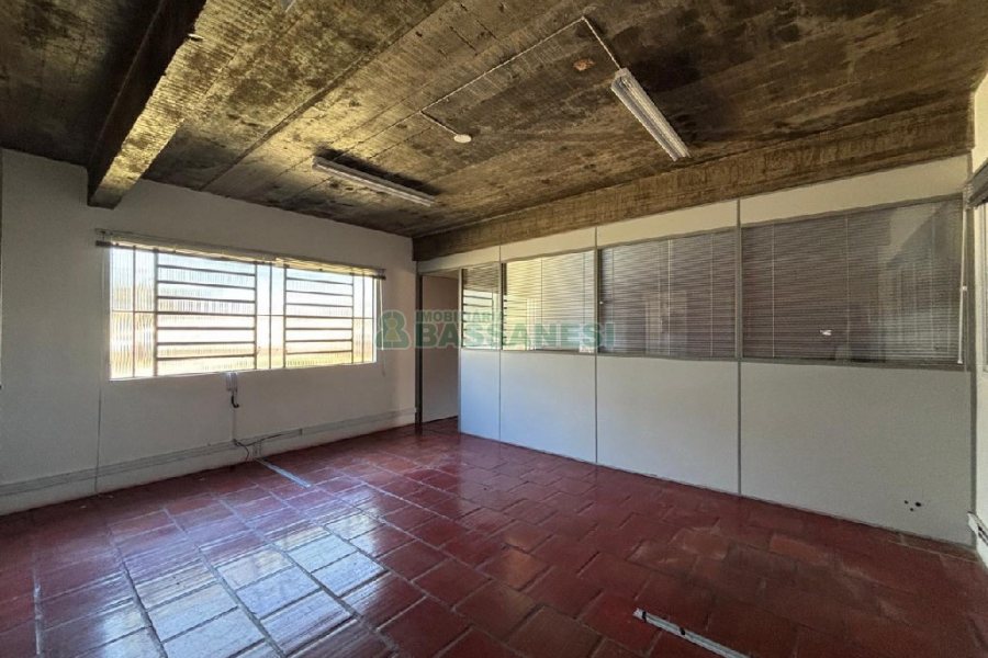 Pavilhão com 800m², no bairro Cruzeiro em Caxias do Sul para Alugar