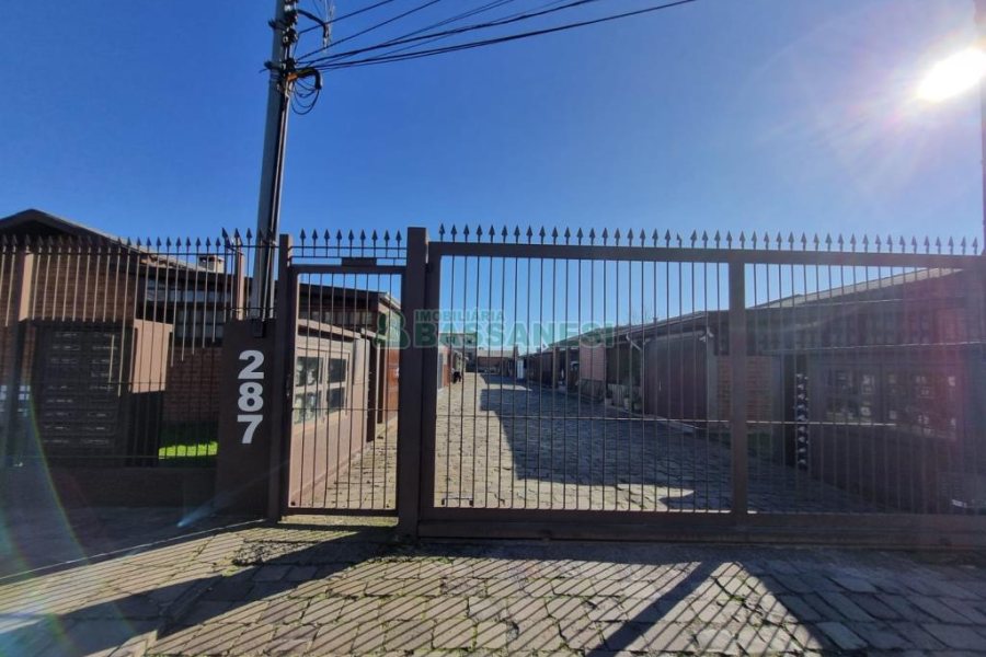 Sobrado com 90m², 2 dormitórios, 1 vaga, no bairro São Caetano em Caxias do Sul para Alugar