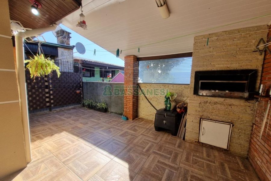 Sobrado com 90m², 2 dormitórios, 1 vaga, no bairro São Caetano em Caxias do Sul para Alugar