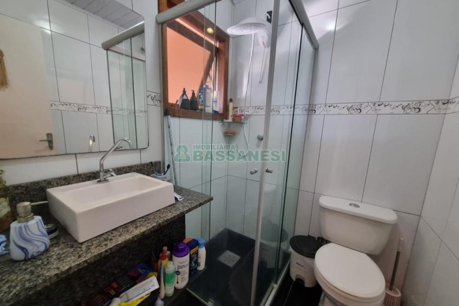 Sobrado com 90m², 2 dormitórios, 1 vaga, no bairro São Caetano em Caxias do Sul para Alugar