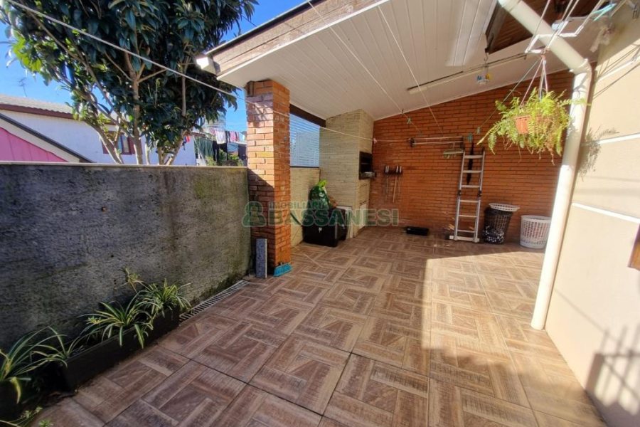 Sobrado com 90m², 2 dormitórios, 1 vaga, no bairro São Caetano em Caxias do Sul para Alugar