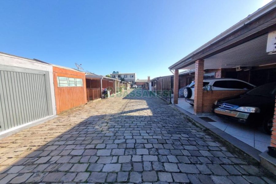 Sobrado com 90m², 2 dormitórios, 1 vaga, no bairro São Caetano em Caxias do Sul para Alugar