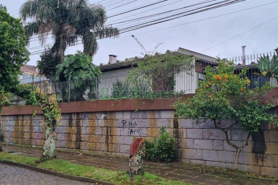 Casa com 300m², 3 dormitórios, 2 vagas, no bairro Petrópolis em Caxias do Sul para Comprar