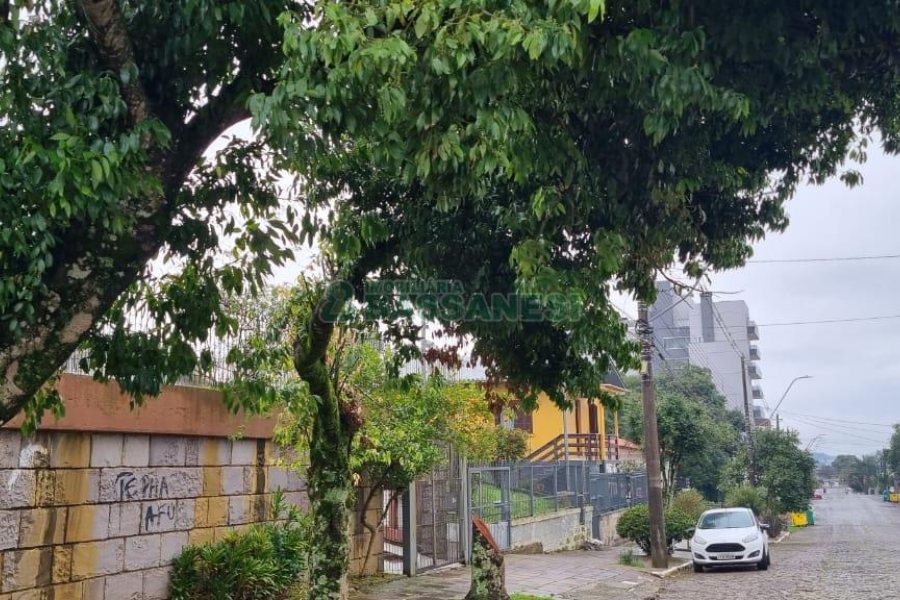 Casa com 300m², 3 dormitórios, 2 vagas, no bairro Petrópolis em Caxias do Sul para Comprar
