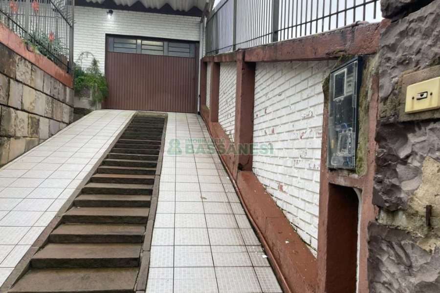 Casa com 300m², 3 dormitórios, 2 vagas, no bairro Petrópolis em Caxias do Sul para Comprar
