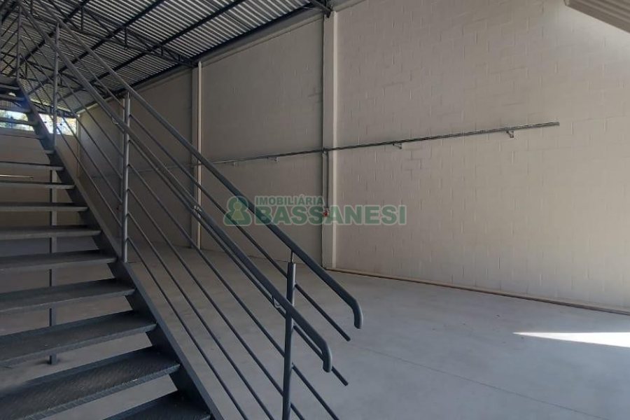 Pavilhão com 330m², no bairro Jardim das Hortências em Caxias do Sul para Alugar