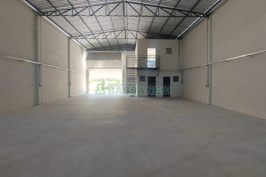 Pavilhão com 330m², no bairro Jardim das Hortências em Caxias do Sul para Alugar