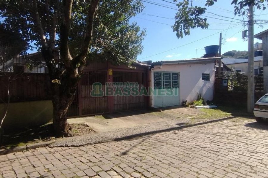 Casa com 200m², 2 dormitórios, 1 vaga, no bairro Santa Catarina em Caxias do Sul para Comprar