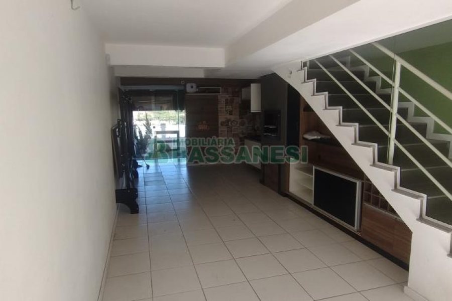 Sobrado com 132m², 2 dormitórios, 2 vagas, no bairro Vinhedos em Caxias do Sul para Comprar