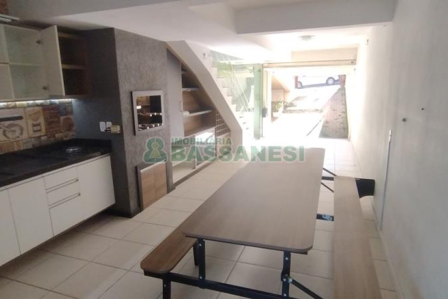 Sobrado com 132m², 2 dormitórios, 2 vagas, no bairro Vinhedos em Caxias do Sul para Comprar