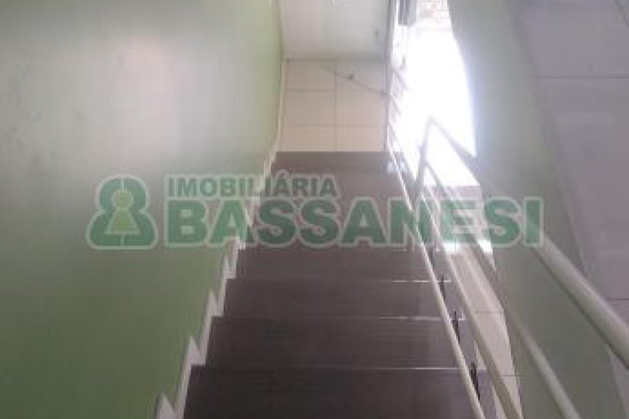 Sobrado com 132m², 2 dormitórios, 2 vagas, no bairro Vinhedos em Caxias do Sul para Comprar