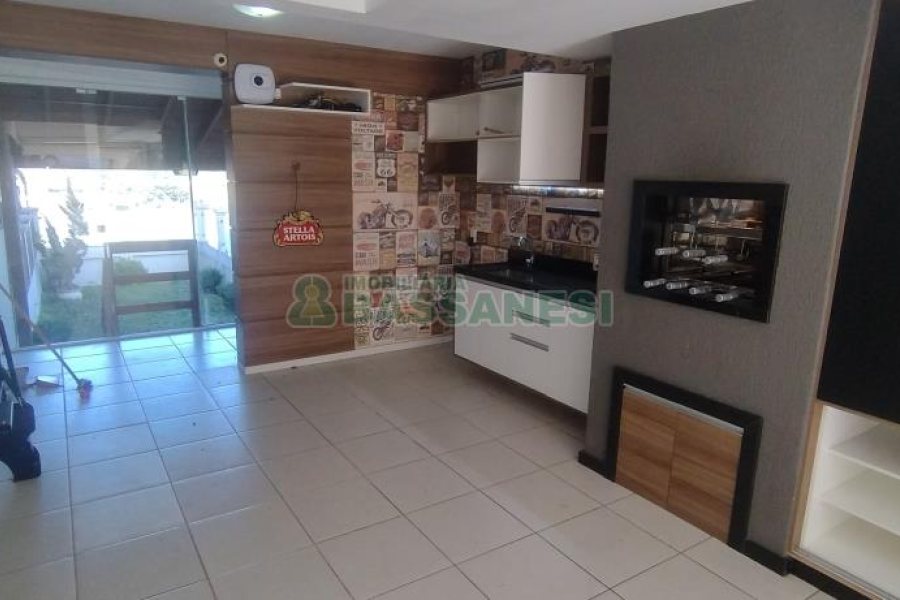 Sobrado com 132m², 2 dormitórios, 2 vagas, no bairro Vinhedos em Caxias do Sul para Comprar