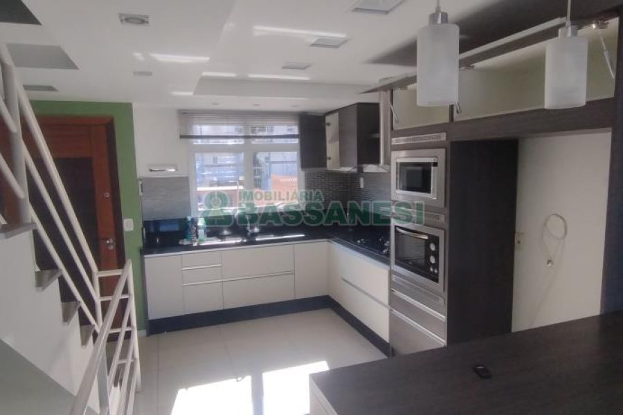 Sobrado com 132m², 2 dormitórios, 2 vagas, no bairro Vinhedos em Caxias do Sul para Comprar