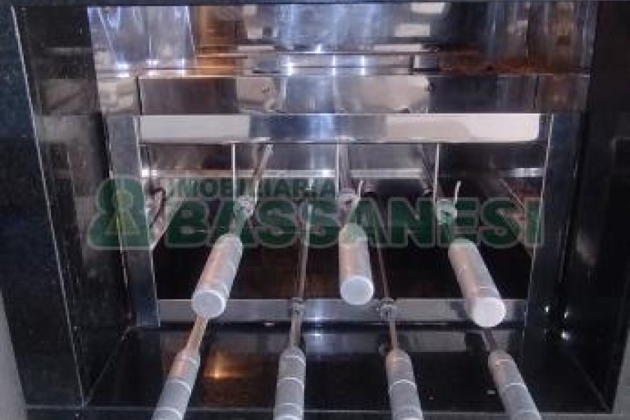 Sobrado com 132m², 2 dormitórios, 2 vagas, no bairro Vinhedos em Caxias do Sul para Comprar