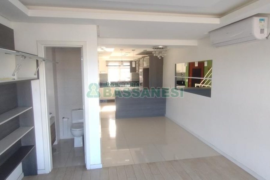 Sobrado com 132m², 2 dormitórios, 2 vagas, no bairro Vinhedos em Caxias do Sul para Comprar