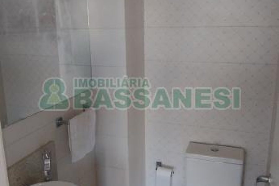 Sobrado com 132m², 2 dormitórios, 2 vagas, no bairro Vinhedos em Caxias do Sul para Comprar