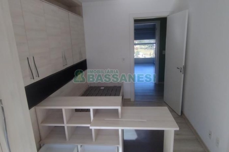 Sobrado com 132m², 2 dormitórios, 2 vagas, no bairro Vinhedos em Caxias do Sul para Comprar