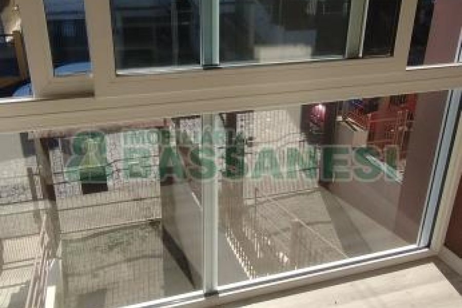 Sobrado com 132m², 2 dormitórios, 2 vagas, no bairro Vinhedos em Caxias do Sul para Comprar