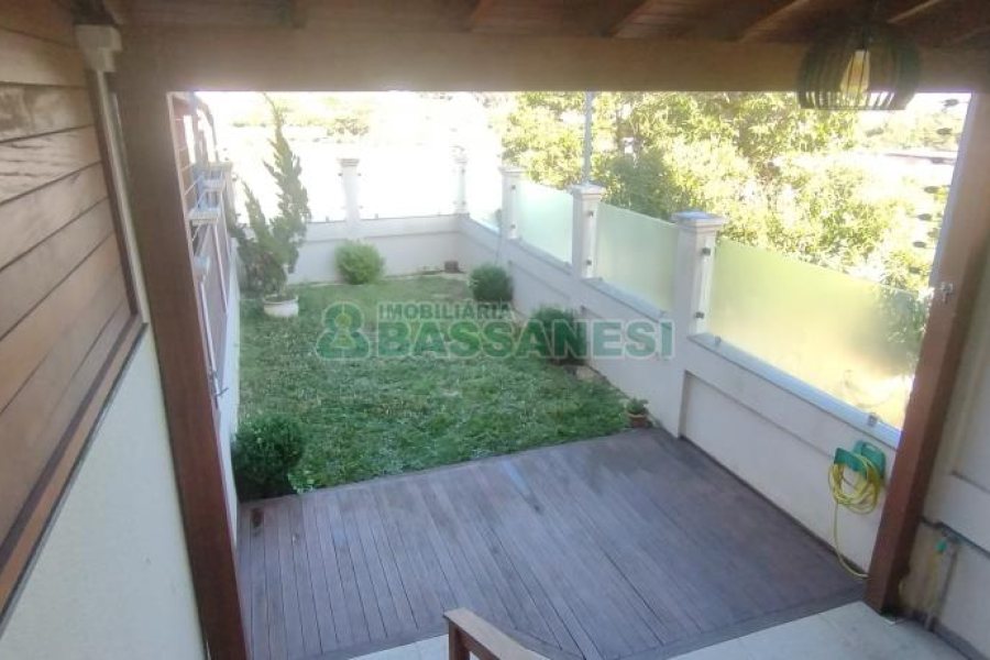 Sobrado com 132m², 2 dormitórios, 2 vagas, no bairro Vinhedos em Caxias do Sul para Comprar