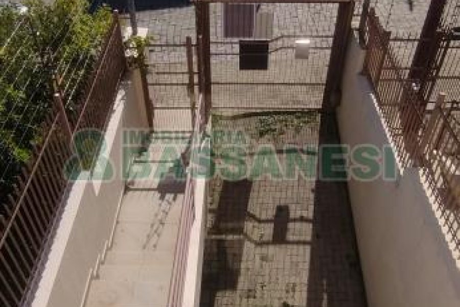 Sobrado com 132m², 2 dormitórios, 2 vagas, no bairro Vinhedos em Caxias do Sul para Comprar